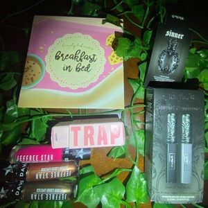SOLD/ Makeup lot bundle jeffree star/beauty bakerie / smoke and mirrors